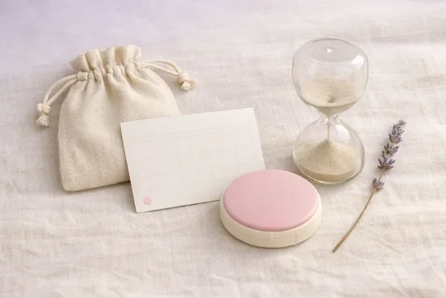 Мажущие выделения вне цикла: мягкая памятка когда идти к врачу